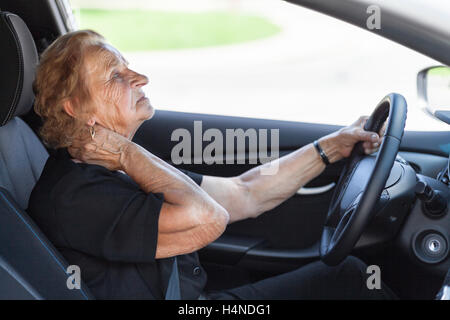 Ältere Frau hinter dem Lenkrad eines Autos Stockfoto