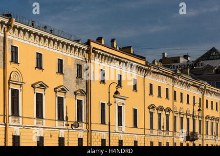 St. Petersburg, Russland. Juli 2015. Einer der er viele gelbe Gebäude in der Stadt. Stockfoto