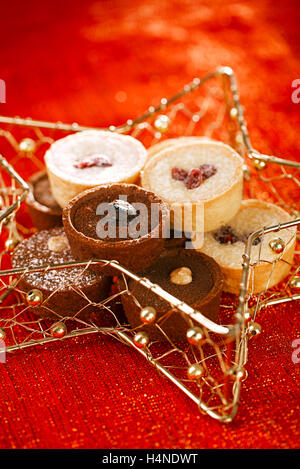 Schokolade Törtchen im festlichen goldenen rot Stil, flachen dof Stockfoto