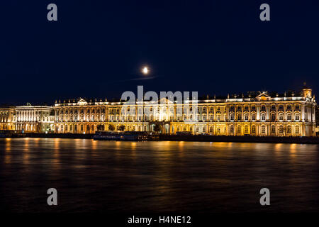 Blick auf den Winterpalast und die Newa in der Nacht. Stockfoto
