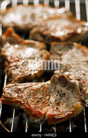 Fleisch - mariniertes Schweinefleisch saftige Steaks am Grill - Sommer Grill Bbq Essen Stockfoto