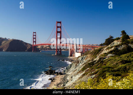 Blick von Marshalls Strand auf der Golden Gate Bridge in San Francisco, Kalifornien, USA an einem wolkenlosen Abend. Stockfoto