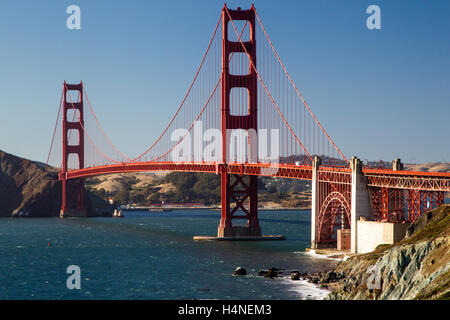 Blick von Marshalls Strand auf der Golden Gate Bridge in San Francisco, Kalifornien, USA an einem wolkenlosen Abend. Stockfoto
