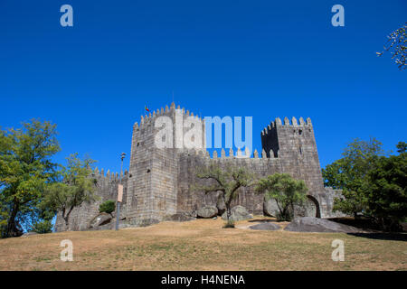 Burg von Guimarães. Die wichtigste mittelalterliche Burg in Portugal. Guimaraes, Portugal Stockfoto