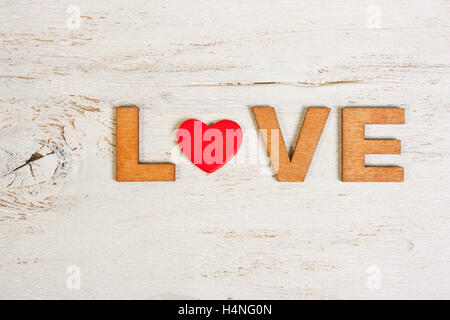 Word-Liebe in Holzbuchstaben auf einem weißen Hintergrund alte hölzerne Stockfoto