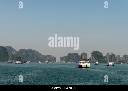 Tour Boote in Ha Long Bay, Vietnam Stockfoto