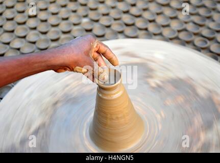 Allahabad, Indien. 18. Oktober 2016. Ein Töpfer Tonlampen vor Deepawali Festival machen. © Prabhat Kumar Verma/Pacific Press/Alamy Live-Nachrichten Stockfoto