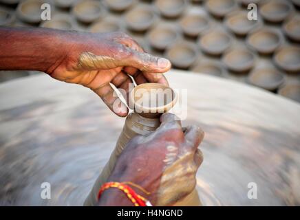 Allahabad, Indien. 18. Oktober 2016. Ein Töpfer Tonlampen vor Deepawali Festival machen. © Prabhat Kumar Verma/Pacific Press/Alamy Live-Nachrichten Stockfoto