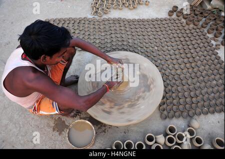 Allahabad, Indien. 18. Oktober 2016. Ein Töpfer Tonlampen vor Deepawali Festival machen. © Prabhat Kumar Verma/Pacific Press/Alamy Live-Nachrichten Stockfoto