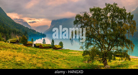 Alte Bauernhäuser am See Lovatnet im Tal Lodalen in der Nähe von Dorf Loen in Sogn Og Fjordane Grafschaft, Norwegen Stockfoto