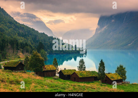 Alte Bauernhäuser im Lovatnet. Ein See in der Nähe der Ort Loen in Sogn Og Fjordane Grafschaft, Norwegen. Stockfoto