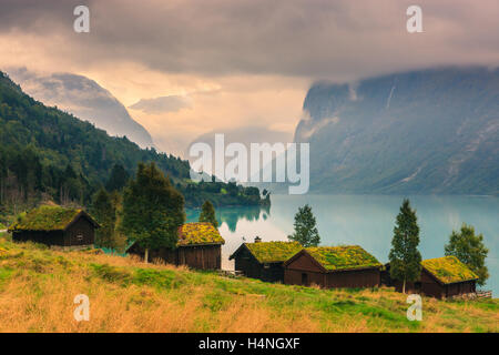 Alte Bauernhäuser am See Lovatnet im Tal Lodalen in der Nähe von Dorf Loen in Sogn Og Fjordane Grafschaft, Norwegen Stockfoto