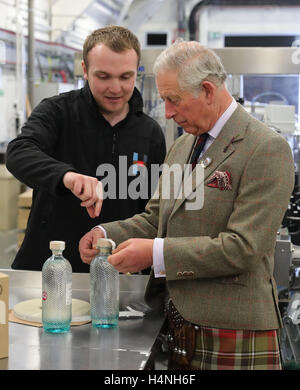 Der Prince Of Wales, bekannt als der Herr der Inseln während auf den westlichen Inseln, bringt einem das Etikett einer Weinflasche Gin bei einem Besuch auf der Insel Harris Brennerei, eröffnete er offiziell in Tarbert auf der Isle of Harris. Stockfoto