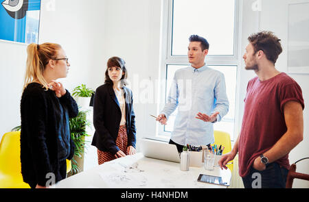 Lässige Geschäftsleute Konferenztisch im Büro Stockfoto ...