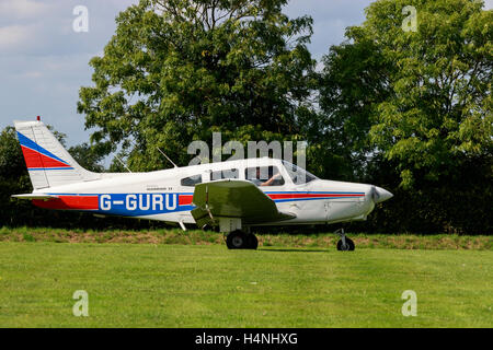 Piper PA-28-161 Cherokee Krieger II G-GURU Rollen zur Startbahn am Breighton Flugplatz Stockfoto