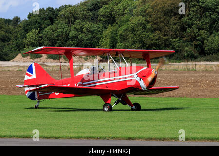 Sherwood Ranger XL G-TSOG auf der Piste nach Kanding am Breighton Flugplatz Stockfoto