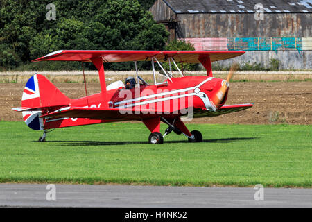 Sherwood Ranger XL G-TSOG auf Graspiste nach der Landung am Breighton Flugplatz Stockfoto