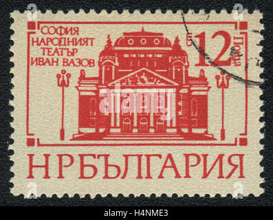 Eine Briefmarke gedruckt in Bulgarien, zeigt Ivan Vasov National Theater, 1977 Stockfoto