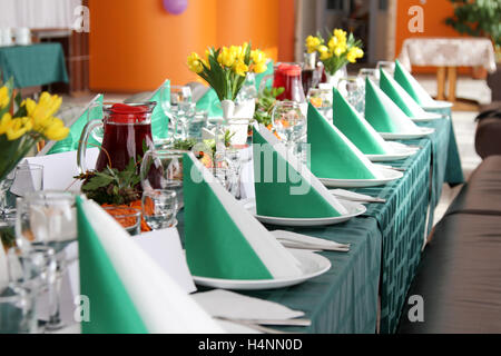 Tabelle im Festsaal dekoriert. Stockfoto