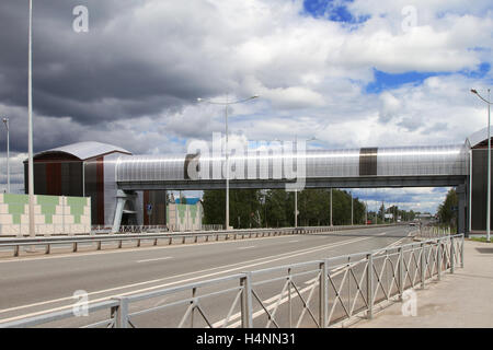 Moderne Brücke für Fußgänger über die Straße. Stockfoto