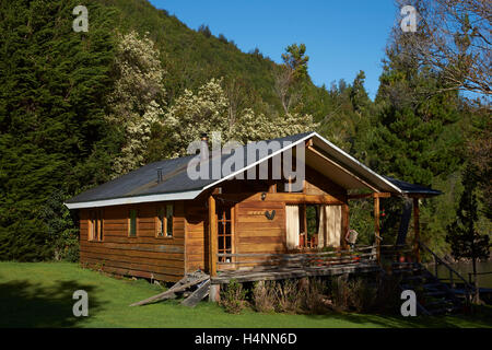 Hölzerne Cabana am Rande des Lago Yelcho auf der Carratera Austral in der Aysén Region des südlichen Chile. Stockfoto