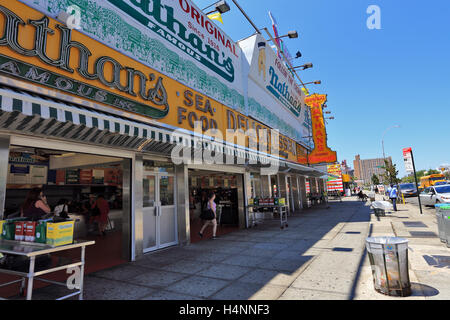 Ursprünglichen Nathan berühmte Restaurant Coney Island Brooklyn New York City Stockfoto