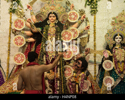 Das Bild des Pandit beten vor der Göttin Durga, Mumbai, Maharashtra, Indien Stockfoto