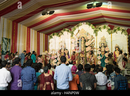 Das Bild des Pandit beten vor der Göttin Durga, Mumbai, Maharashtra, Indien Stockfoto