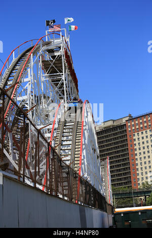 Berühmte Cyclone Achterbahn Coney Island Brooklyn in New York Stockfoto