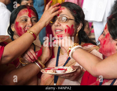 Das Bild der Frau Bengali hinduistische Anhänger spielen Sindoor Khela auf das traditionelle Fest der Bijoya Dasami, Dussehra, Mumbai, ich Stockfoto