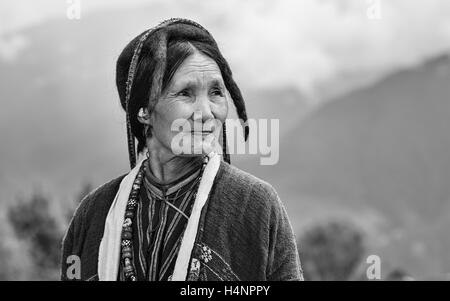 Frau des Stammes Monpa Besuch eines buddhistischen Festivals tragen traditionelle Kleidung und Halsketten. Stockfoto