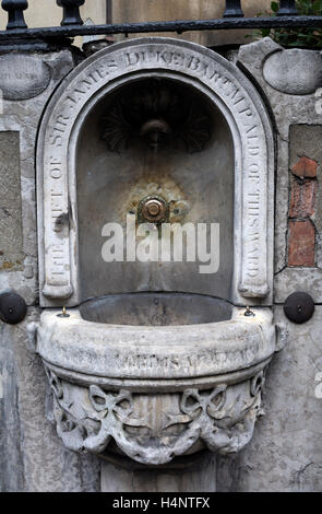 Brunnen außerhalb St. Dunstan in der Westkirche, Fleet Street, London, UK Stockfoto