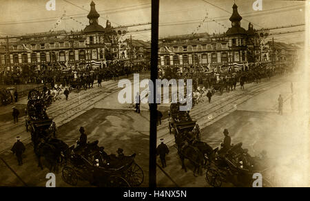 Wagen mit Admiral Togo, Marineoffiziere und Regierungsbeamte während Togos offiziellen Besuch in Tokio im Oktober 1905 Stockfoto