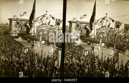 Menschenmassen entlang der Straße als die Prozession der Wagen mit Admiral Togo, Marineoffiziere und Regierungsbeamte Stockfoto