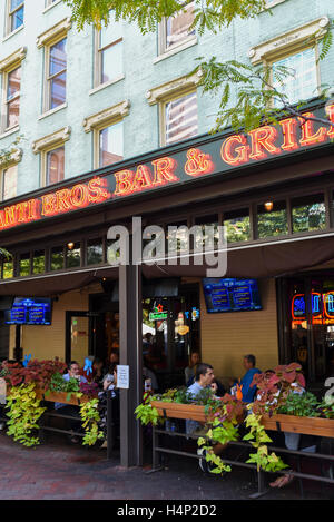 USA, Pittsburgh PA Pennsylvania Market Square Primanti Brothers Bar and Grill Restaurant Personen Speisen ist der Sommer Stockfoto