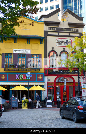 USA Pittsburgh PA Pennsylvania Marktplatz in der Stadt Essen und Restaurants rund um den Park alte gepflasterte Straße Stockfoto