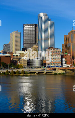 Skyline von Pittsburgh PA PA USA entlang den Monongahela Fluss im Süden des Flusses Stockfoto
