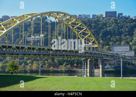 USA Pittsburgh PA Pennsylvania Fort Pitt Brücke über den Monongahela Fluss es trägt auch der drei-Flüsse-Geschichtslehrpfad Stockfoto