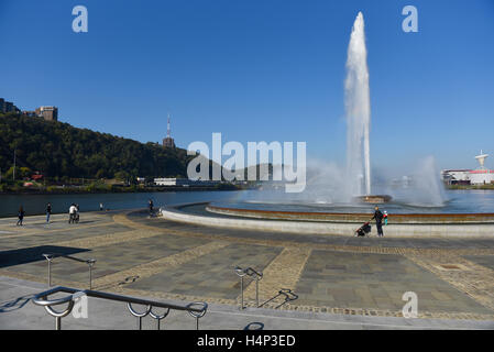 USA Pittsburgh PA Pennsylvania Point State Park Brunnen wo sich die drei Flüsse treffen Stockfoto