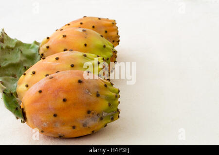 Prickly Pear Cactus Obst auf weißem Hintergrund Stockfoto
