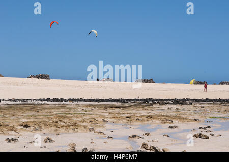 Fuerteventura: kite Surfs und Sanddünen auf Grandes Playas Strand, in der Nähe der Wüste der Naturpark von Corralejo Stockfoto