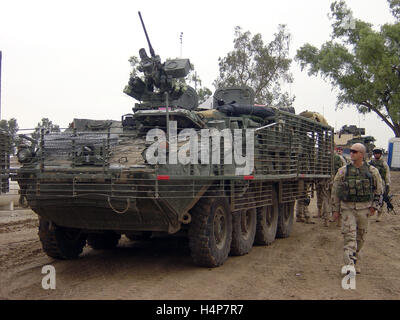 22. November 2004 der US-Armee Soldaten mit einer Spalte der Stryker Icv auf der Stufe fob Marez, Mosul, im Norden des Irak. Stockfoto