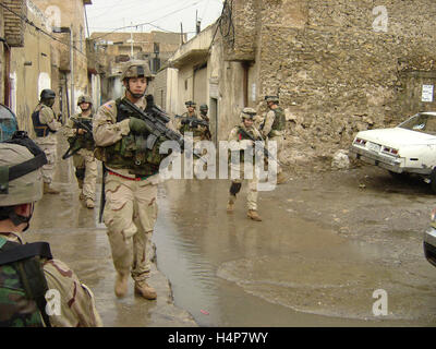 22. November 2004 der US-Armee und irakische Soldaten auf die verregneten Straßen von Mossul Altstadt im nördlichen Irak. Stockfoto