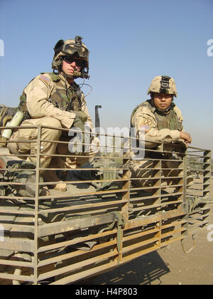 25. November 2004 US-Soldaten auf ihren Stryker ICV auf der Stufe fob Marez, Mosul, im Norden des Irak. Stockfoto