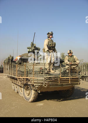 25. November 2004 US-Soldaten auf ihren Stryker ICV auf der Stufe fob Marez, Mosul, im Norden des Irak. Stockfoto