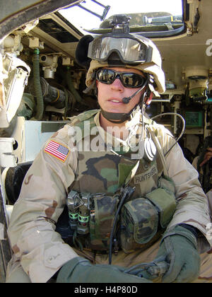 25. November 2004 Staff Sgt Huntsinger des 1. Bataillons 24. Infanterie innerhalb einer Stryker ICV in Mosul im Nordirak. Stockfoto