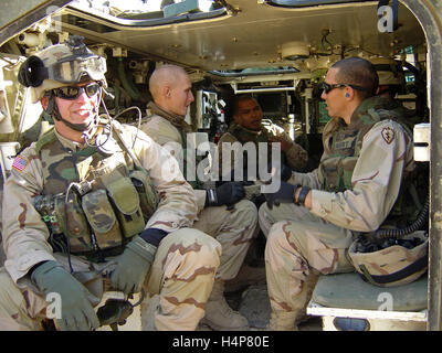 25. November 2004 der US-Army Soldaten der Deuce 4 & 10 Mountain Division innerhalb einer Stryker ICV auf der Stufe fob Marez, Mosul, im Norden des Irak. Stockfoto