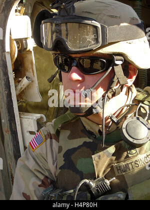 25. November 2004 Staff Sgt Huntsinger des 1. Bataillons 24. Infanterie innerhalb einer Stryker ICV in Mosul im Nordirak. Stockfoto