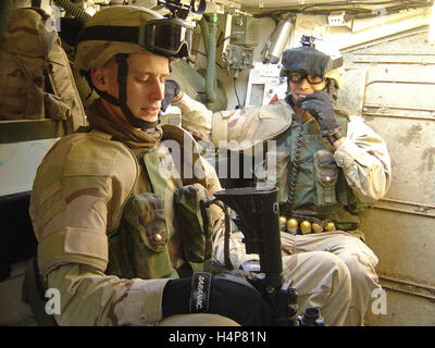 25. November 2004 US-Soldaten in einem Stryker ICV in Mossul im Norden des Irak. Stockfoto