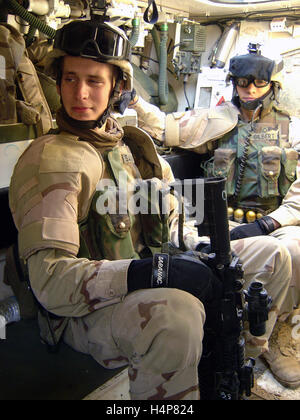 25. November 2004 US-Soldaten in einem Stryker ICV in Mossul im Norden des Irak. Stockfoto